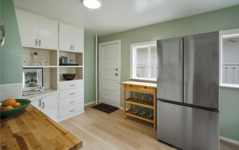 Kitchen refrigerator and preparation countertop 