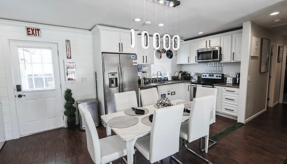 Dining Area with 6 seater dining table
