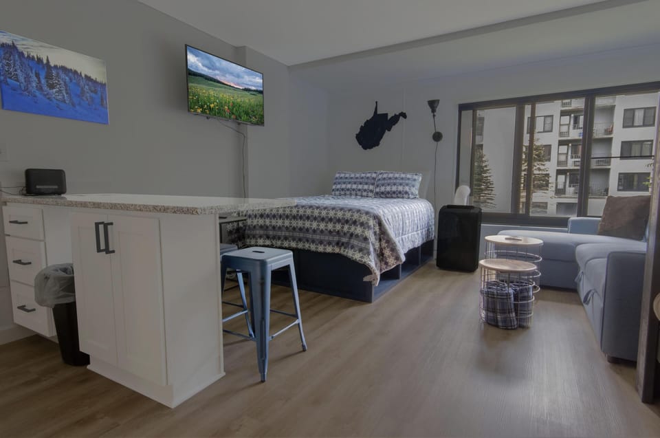 Welcome home to Silver Creek 2217, a beautifully renovated and cozy studio, with serene courtyard views, that sleeps six people.