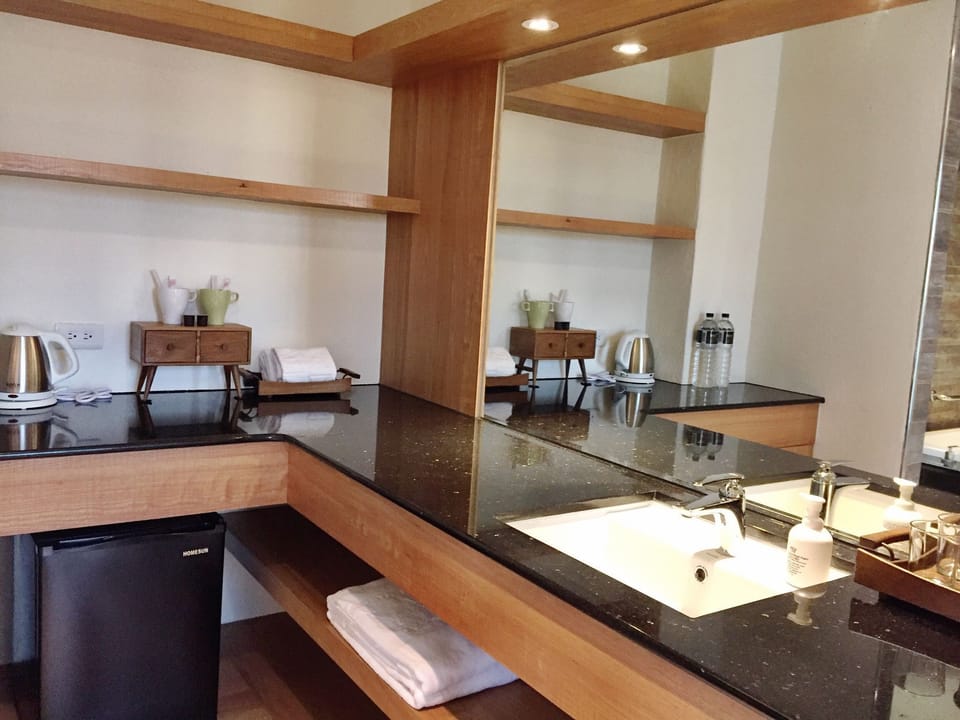 Deluxe Double Room | Bathroom | Free toiletries, hair dryer, slippers, towels