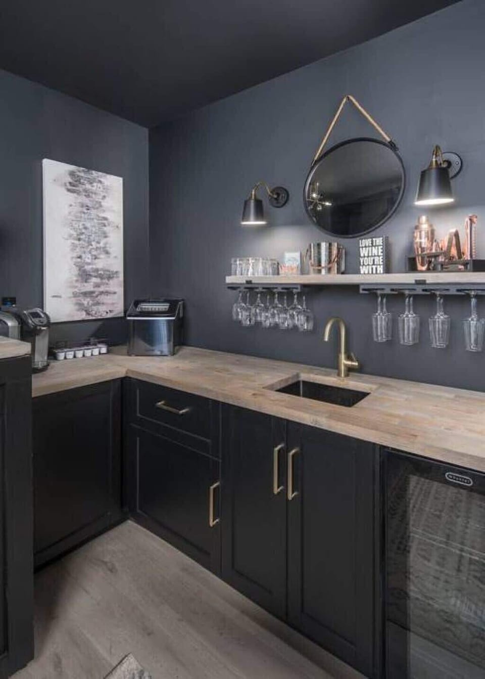 Basement speakeasy bar equipped with all you need to make yummy cocktails. Movie-style popcorn machine, beverage cooler, cocktail, bourbon & wine glasses provided. Chewblet ice maker and keurig machine also provided.