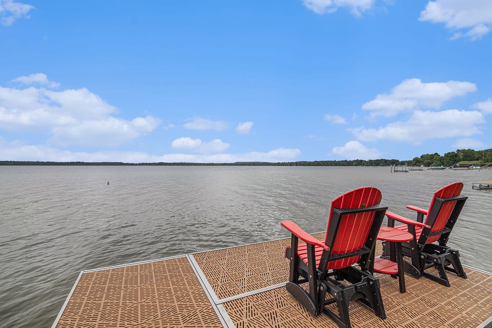 Private dock facing north