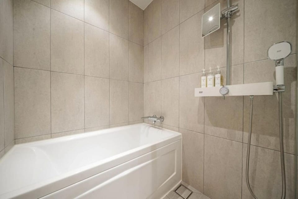 Deluxe King | Bathroom | Free toiletries, hair dryer, bathrobes, slippers