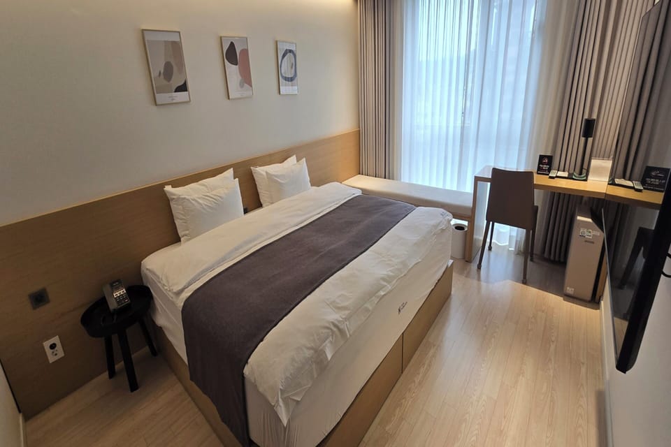 Deluxe King | Desk, WiFi (free), bed sheets