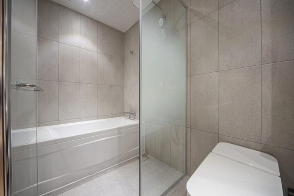 Deluxe Double Room | Bathroom | Free toiletries, hair dryer, bathrobes, slippers