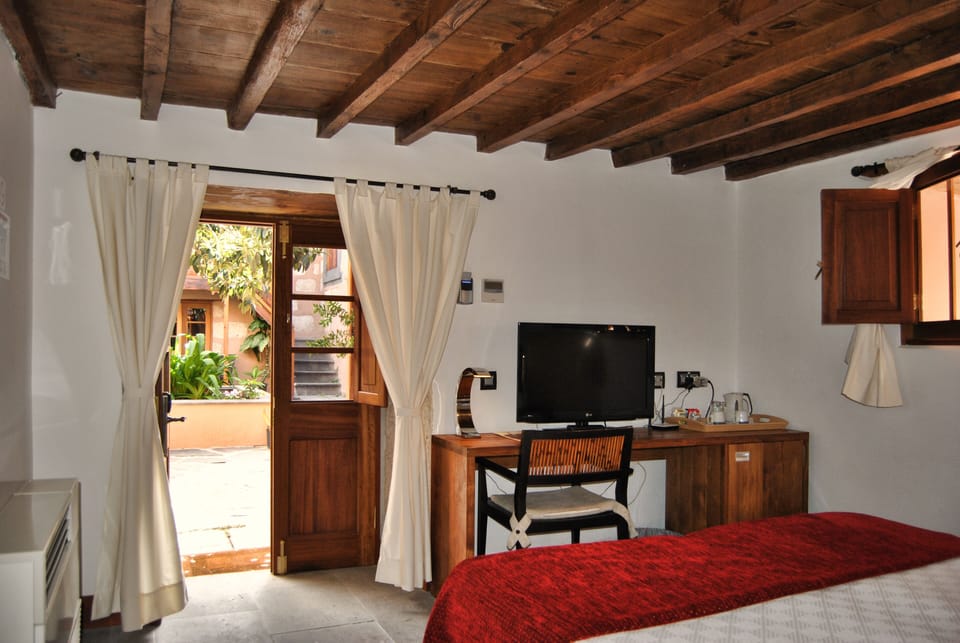 Double Room | Minibar, in-room safe, desk, free WiFi