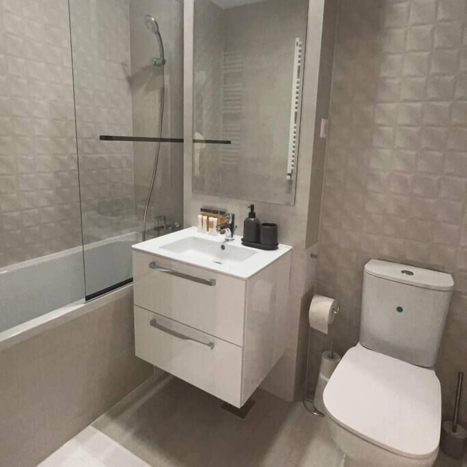 Bathroom with bathtub, toilet, free toiletries and fluffy towels