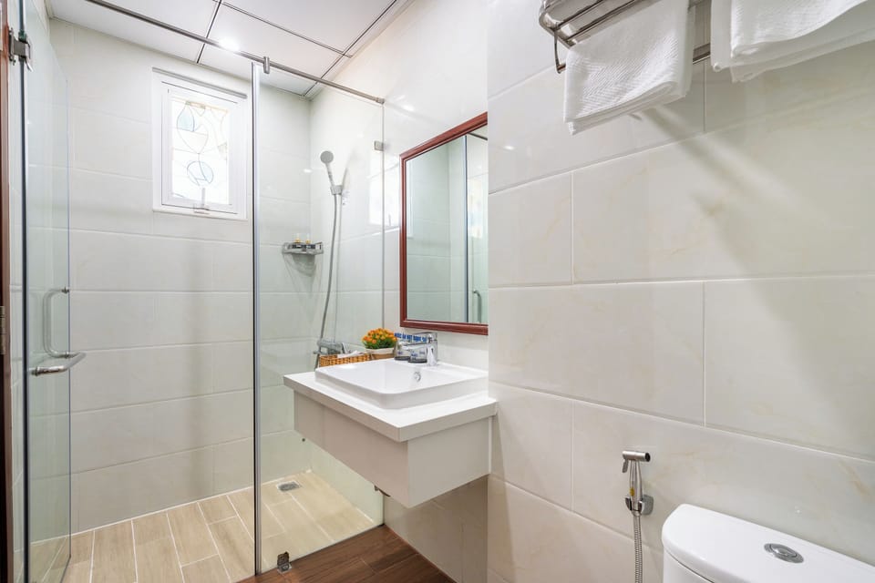 Deluxe Triple Room | Bathroom | Shower, rainfall showerhead, hair dryer, bathrobes