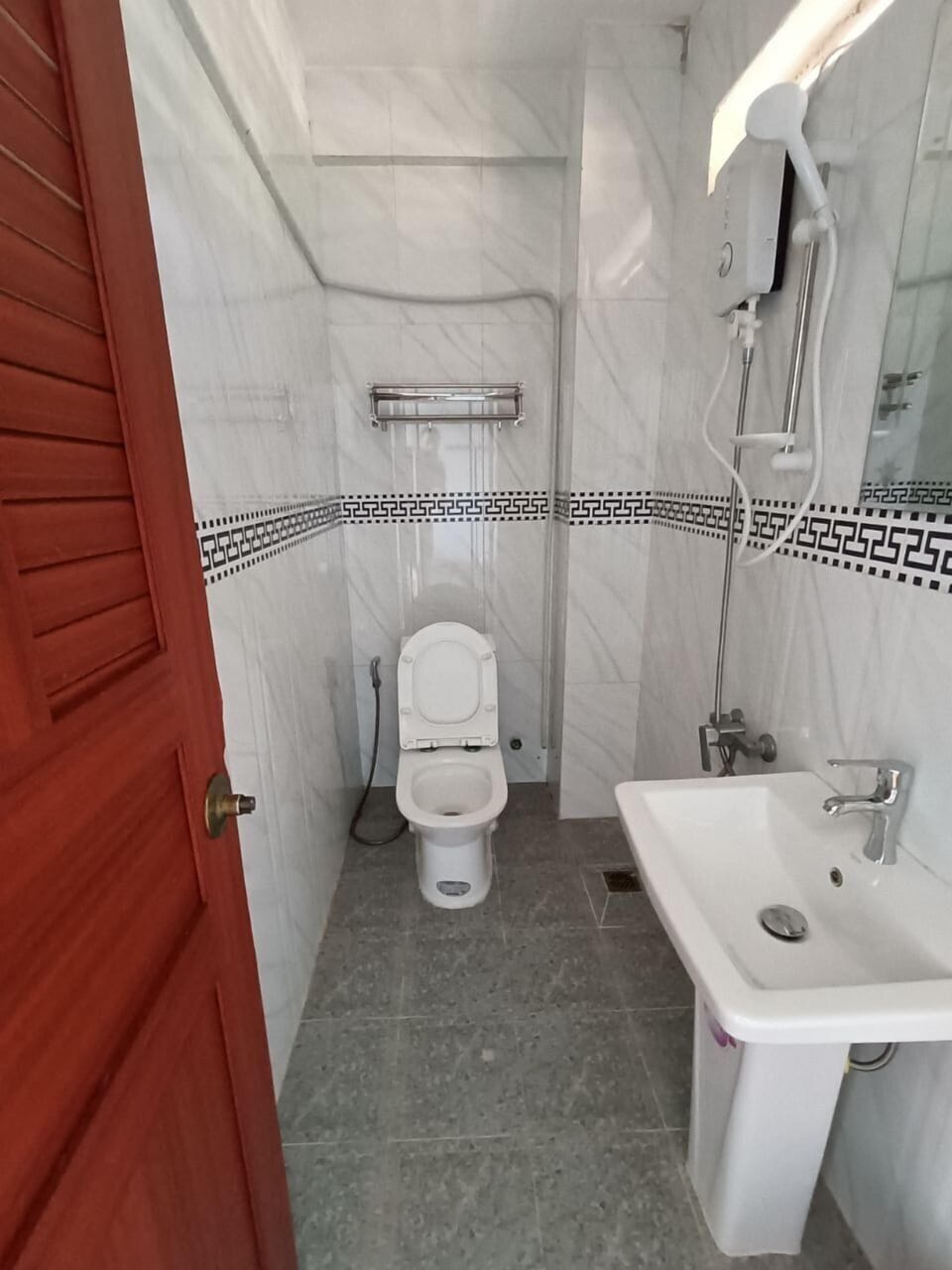 Shower, free toiletries, towels