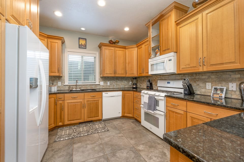 Fully stocked kitchen!
