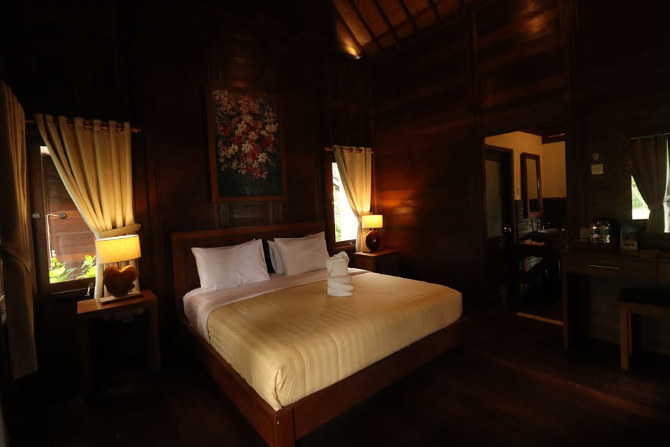 Double Bungalow, Garden View | In-room safe, desk, WiFi (free), bed sheets