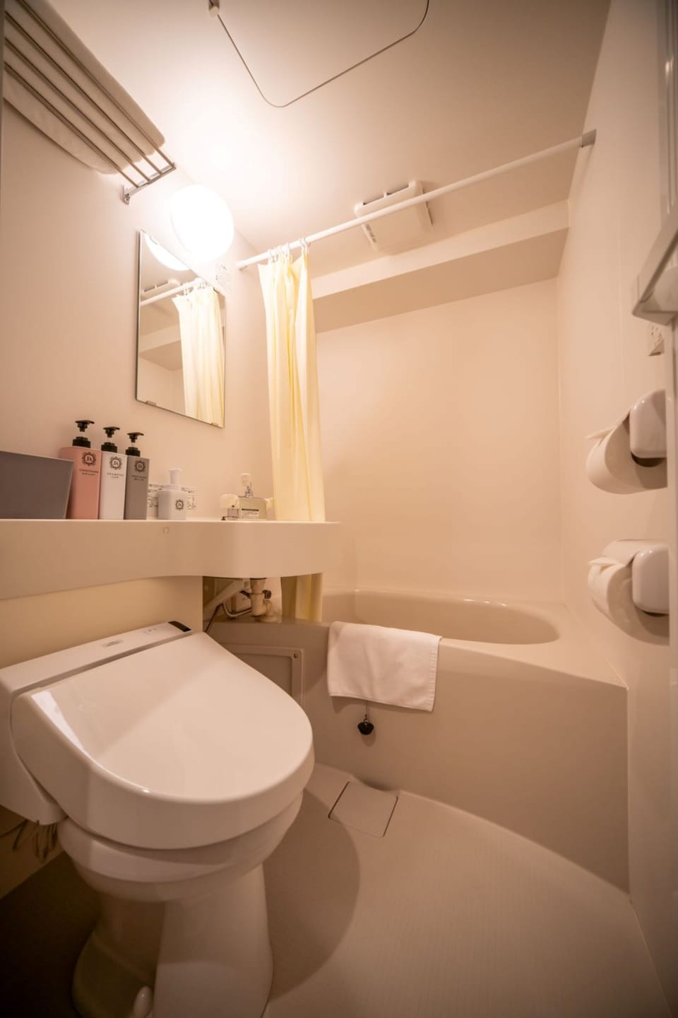 Combined shower/tub, rainfall showerhead, free toiletries, hair dryer