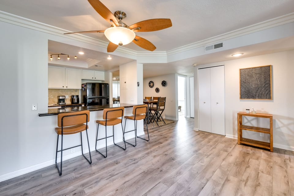 Dining Area | Dishware & Flatware Provided | Central A/C & Heating