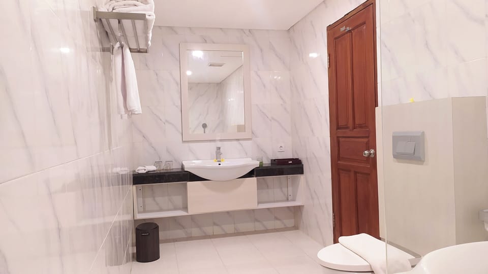 Suite with Mountain View | Bathroom | Shower, rainfall showerhead, free toiletries, slippers