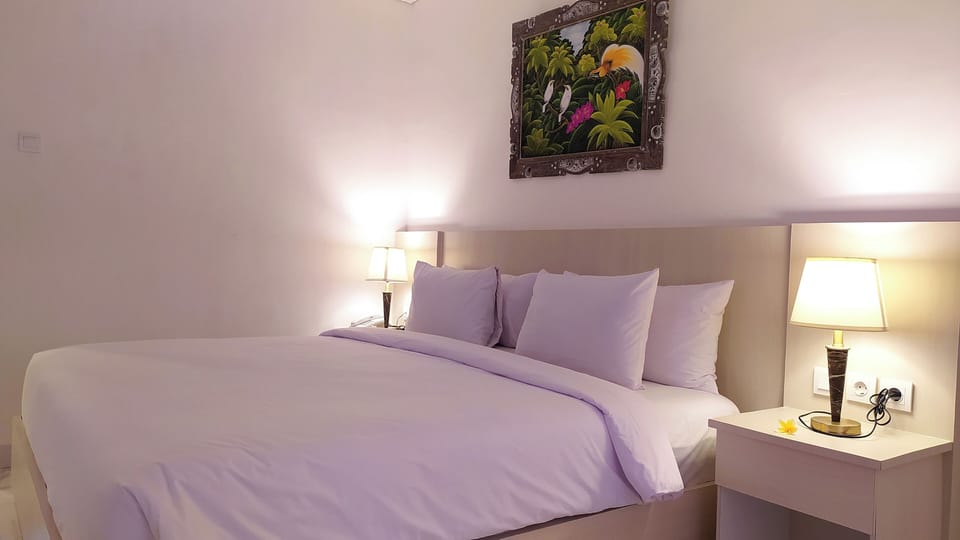 Suite with Mountain View | Minibar, individually decorated, desk, laptop workspace