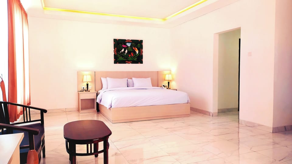 Suite with Mountain View | Minibar, individually decorated, desk, laptop workspace