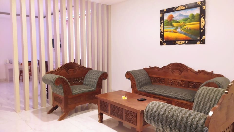 Suite with Mountain View | Living area | 14-inch flat-screen TV with digital channels