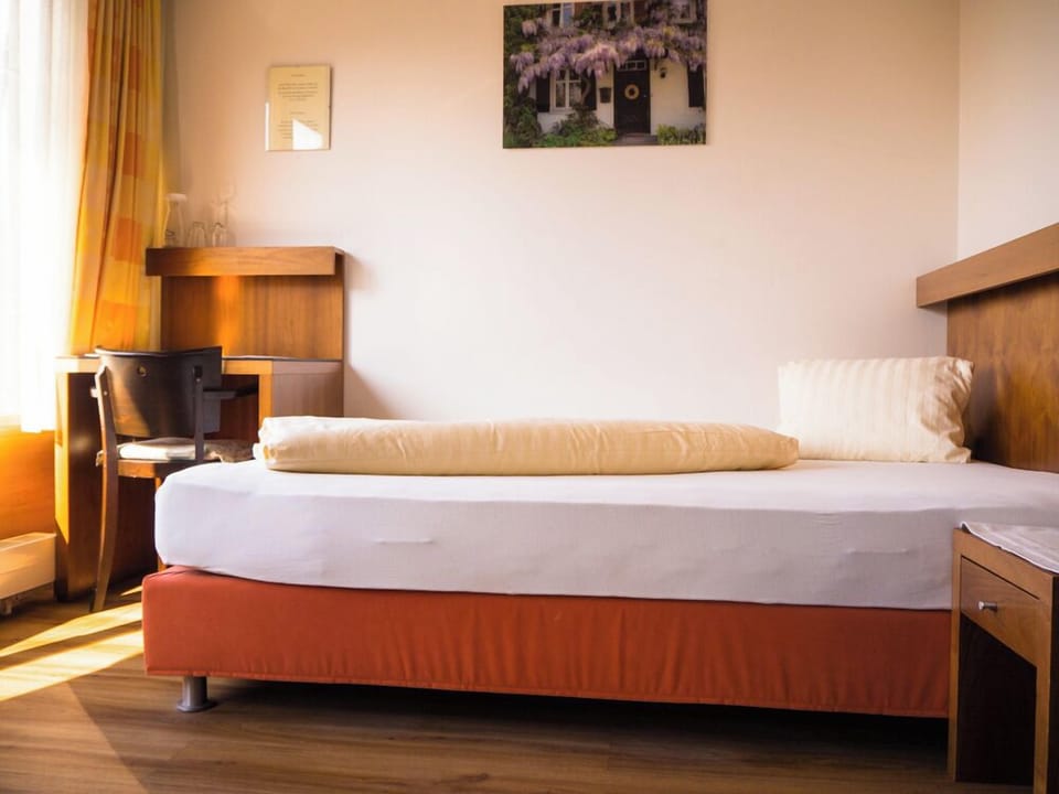 Standard Single Room | In-room safe, desk, soundproofing, free WiFi