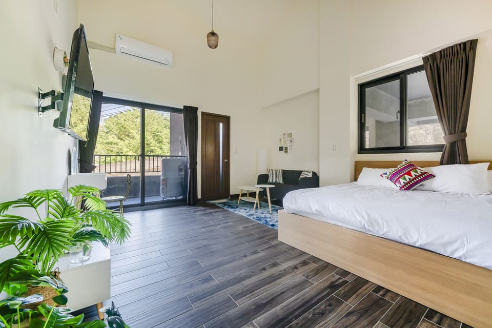 King Double Room | Individually furnished, blackout drapes, soundproofing, free WiFi