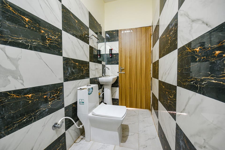 Premium Room | Bathroom | Shower, rainfall showerhead, free toiletries, towels