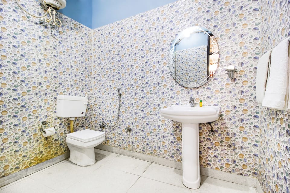 Deluxe Room | Bathroom | Shower, rainfall showerhead, free toiletries, towels