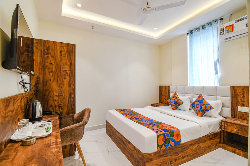 Deluxe Room | Egyptian cotton sheets, premium bedding, in-room safe, soundproofing