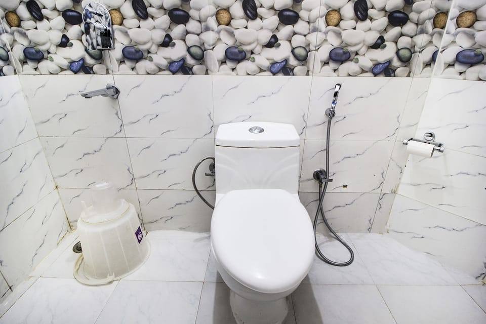 Shower, rainfall showerhead, free toiletries, towels