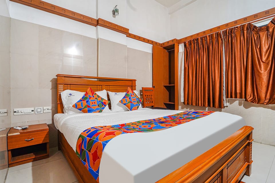 Egyptian cotton sheets, premium bedding, in-room safe, desk