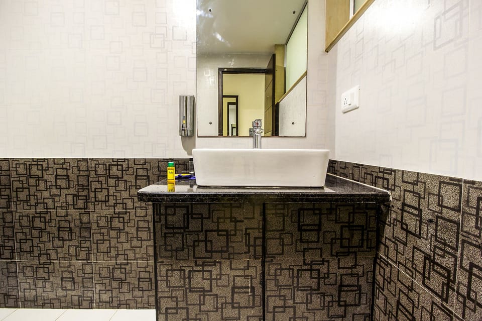 Shower, rainfall showerhead, free toiletries, towels