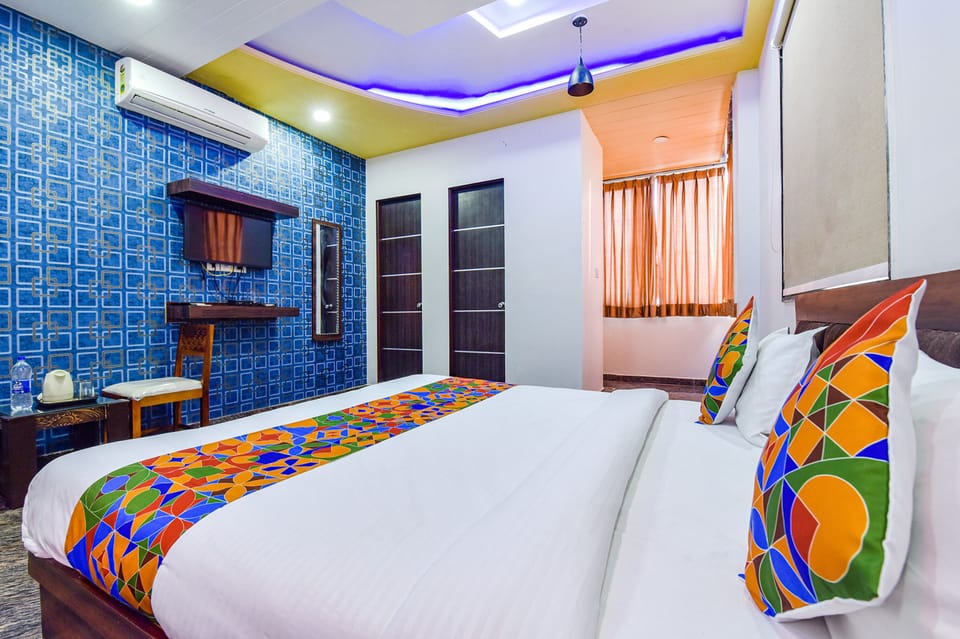 Egyptian cotton sheets, premium bedding, in-room safe, desk