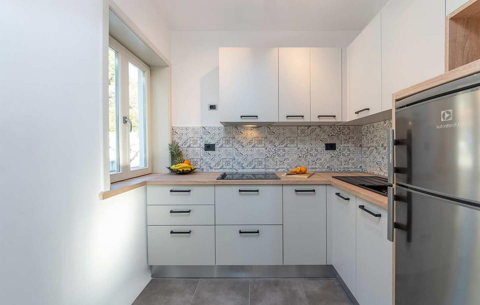 Coffee/tea maker, fridge, microwave, stovetop