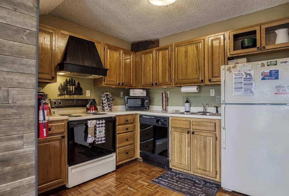 Kitchen Delight: Fully equipped kitchen with charming rustic finishes, perfect for culinary adventures!