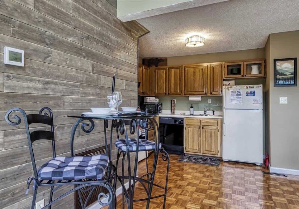 Kitchen Nook: Enjoy meals at the stylish bar, surrounded by rustic charm and modern comforts!