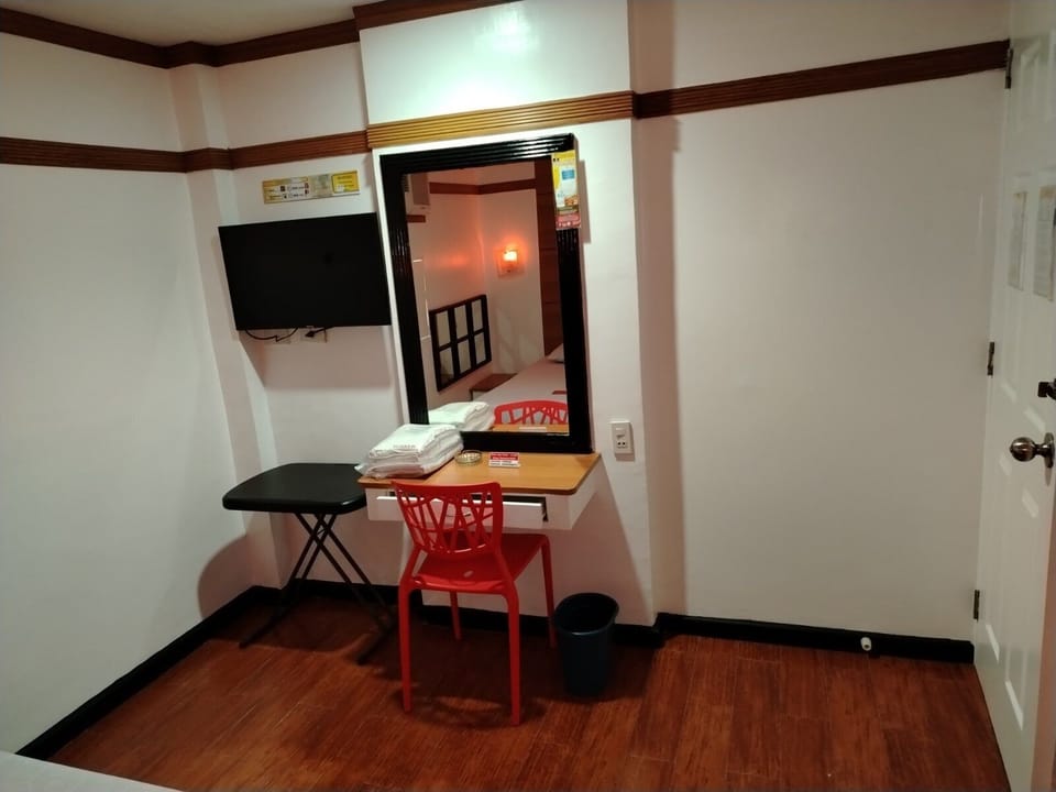 Deluxe Room, 1 Queen Bed | Living area