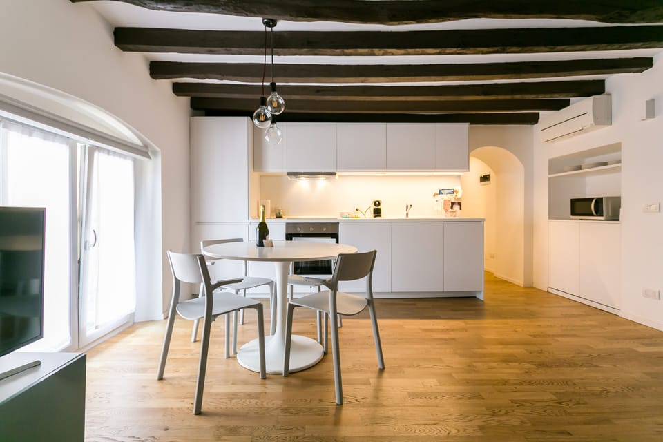 Deluxe Apartment | Living area | 50-inch flat-screen TV with satellite channels, Netflix