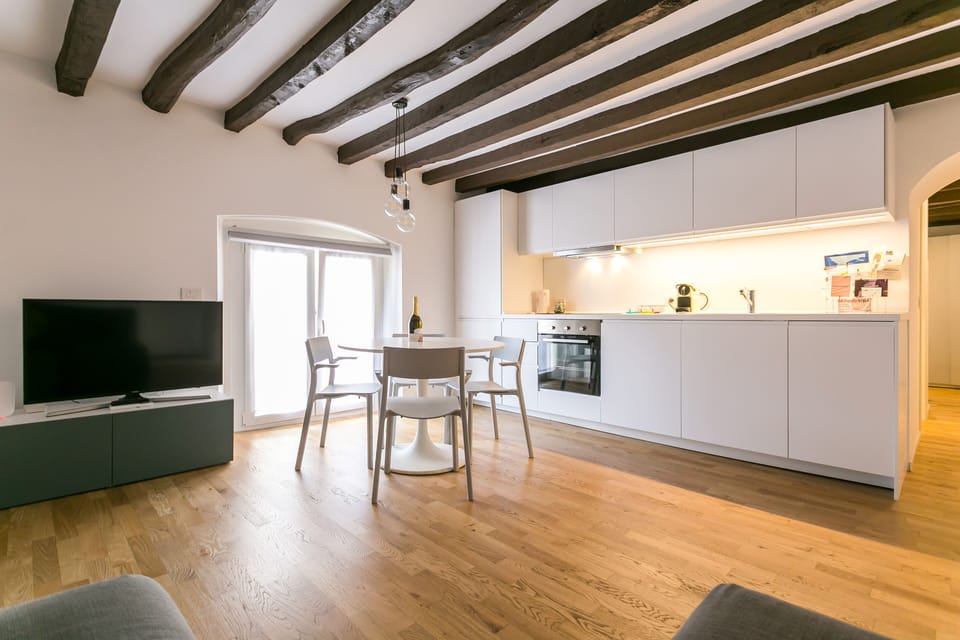 Deluxe Apartment | Living area | 50-inch flat-screen TV with satellite channels, Netflix
