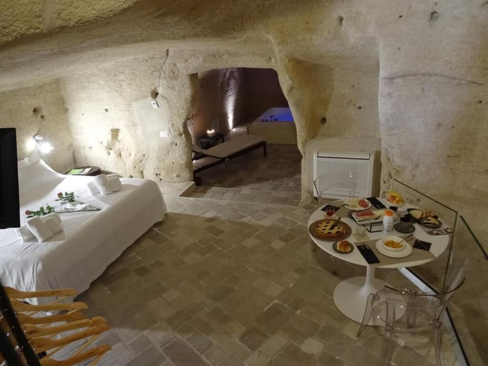 Blackout drapes, free WiFi