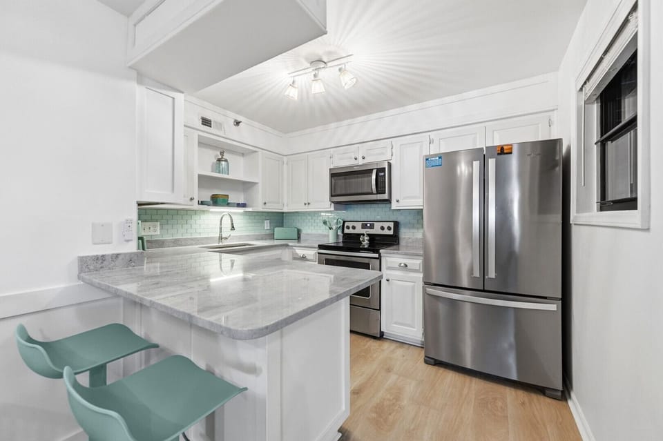Spacious Kitchen - Lots of Cabinets and Storage