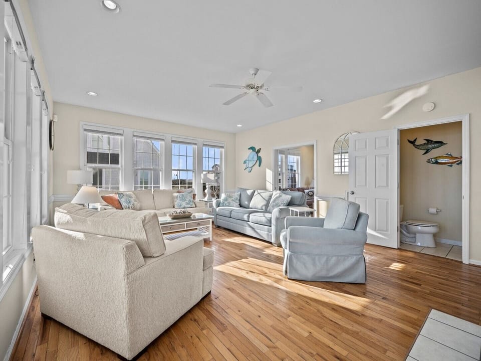 Living Room - Lots of Seating