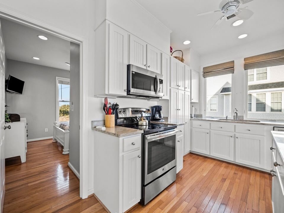Lots of Cabinets - Beautiful Hardwood Flooring