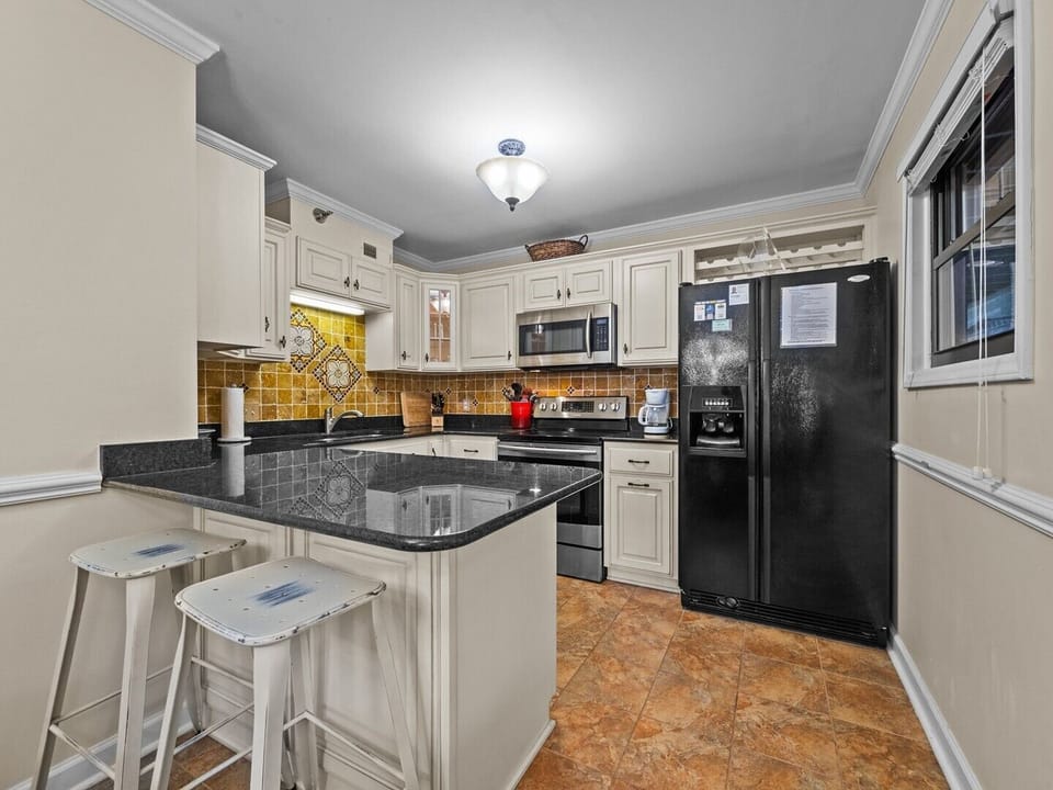 Kitchen - Extra Bar Seating