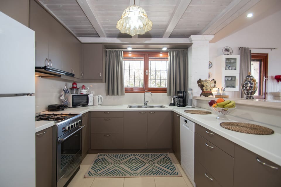 Full-size fridge, microwave, oven, stovetop