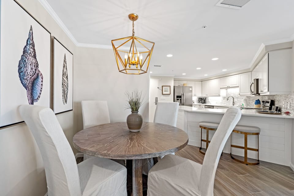 Dining Seats 4