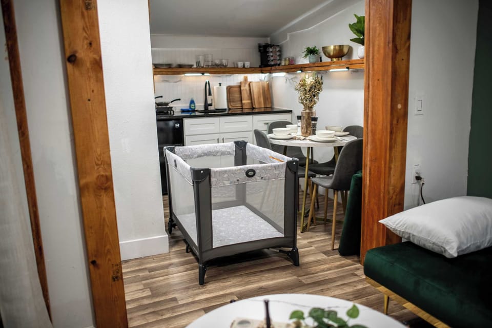 Detached Cottage: Pack n Play