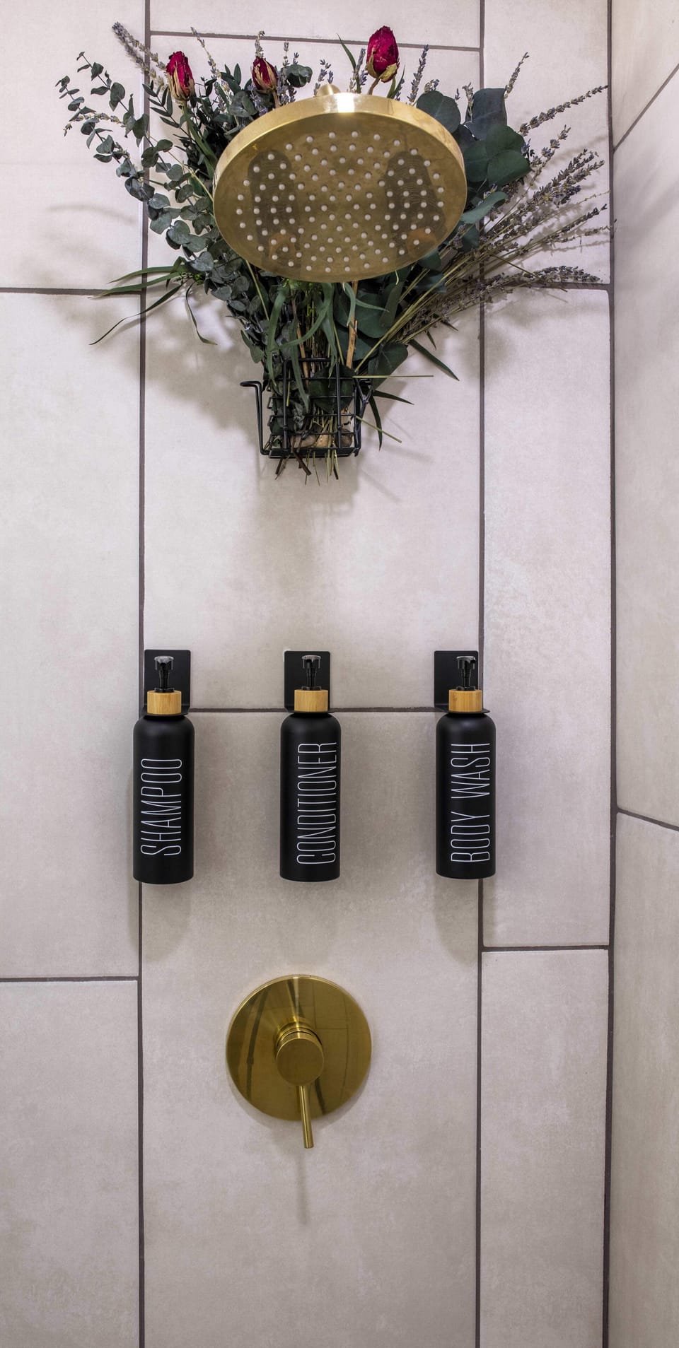 Shampoo, conditioner & shower gel in all bathrooms