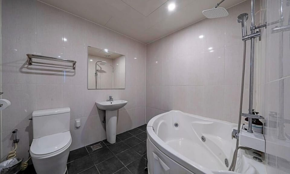 Deluxe Double Room | Bathroom | Shower, free toiletries, hair dryer, bathrobes