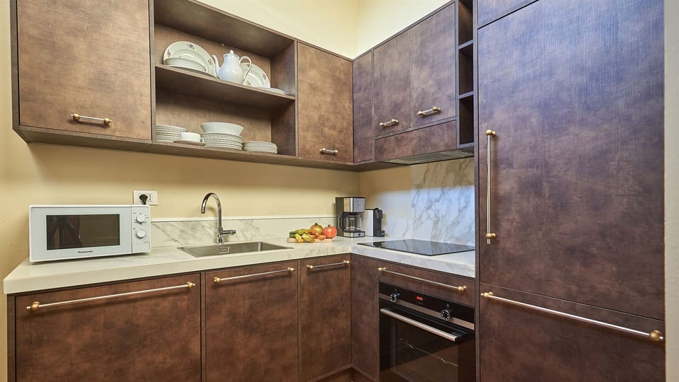 Coffee/tea maker, fridge, microwave, oven