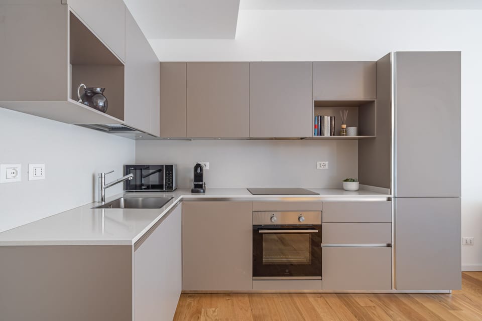 Deluxe Apartment Via Orseolo 3 | Private kitchen | Full-size fridge, microwave, oven, stovetop