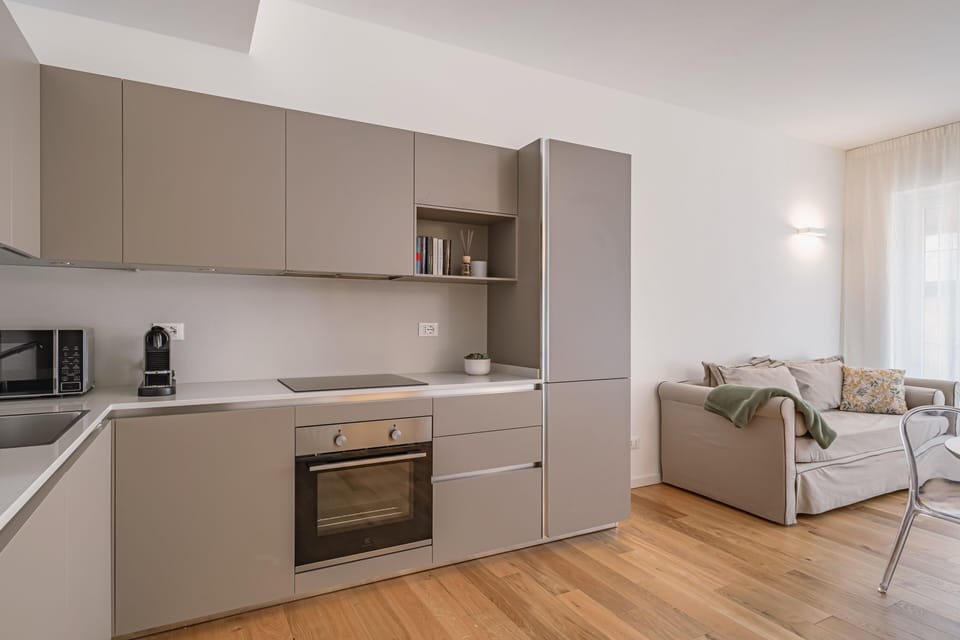 Deluxe Apartment Via Orseolo 3 | Private kitchen | Full-size fridge, microwave, oven, stovetop