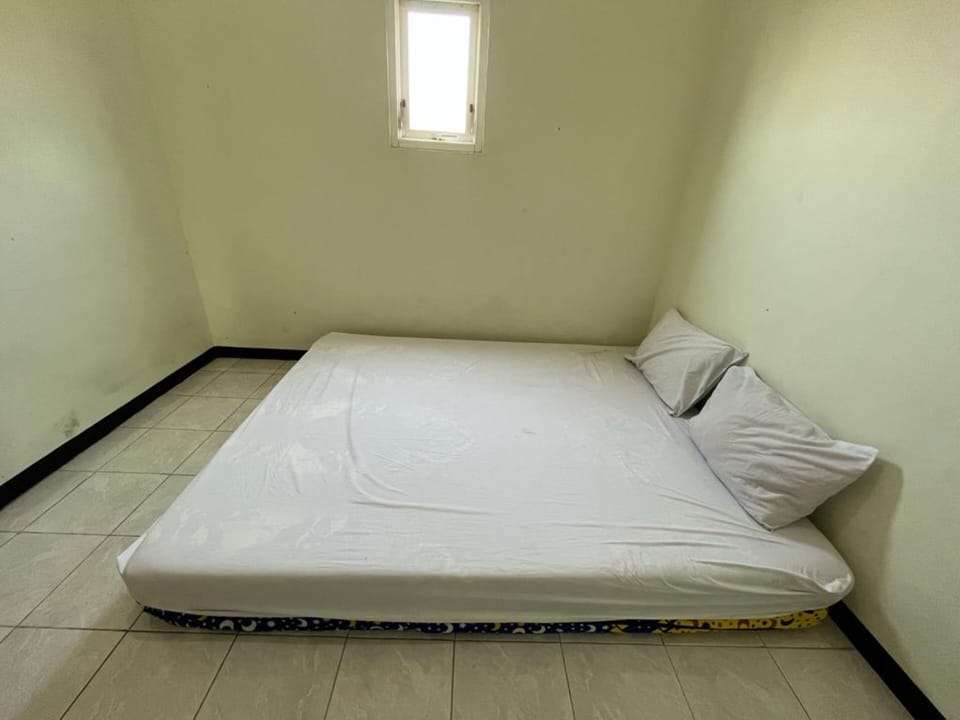 Standard Double Room | Desk, bed sheets